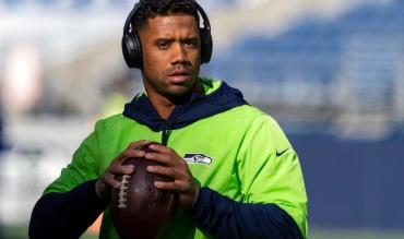 Il quarterback dei Seattle Seahawks, Russell Wilson si scalda 