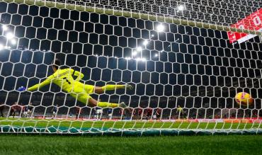 Il primo rigore del derby di Milano