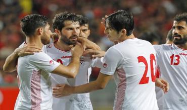 Un abbraccio tra i calciatori dell'Iran