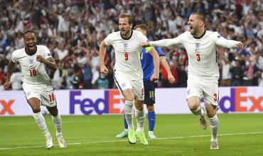 Il gol del vantaggio inglese nella finale contro l'Italia