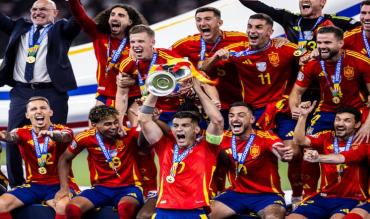 Morata alza la coppa nella notte di Berlino!